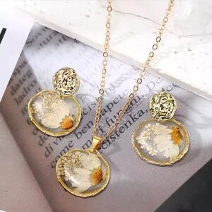 Set of pendant and earrings with natural daisy flowers